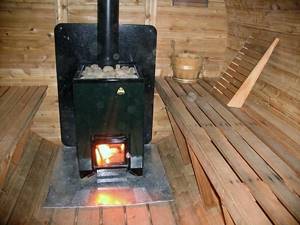 The iron fireplace-stove can be easily transported and placed even in a bathhouse