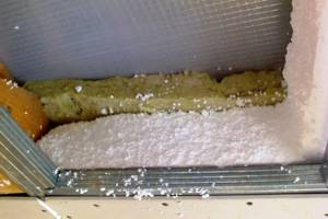 Sound insulation made of polystyrene foam and mineral wool
